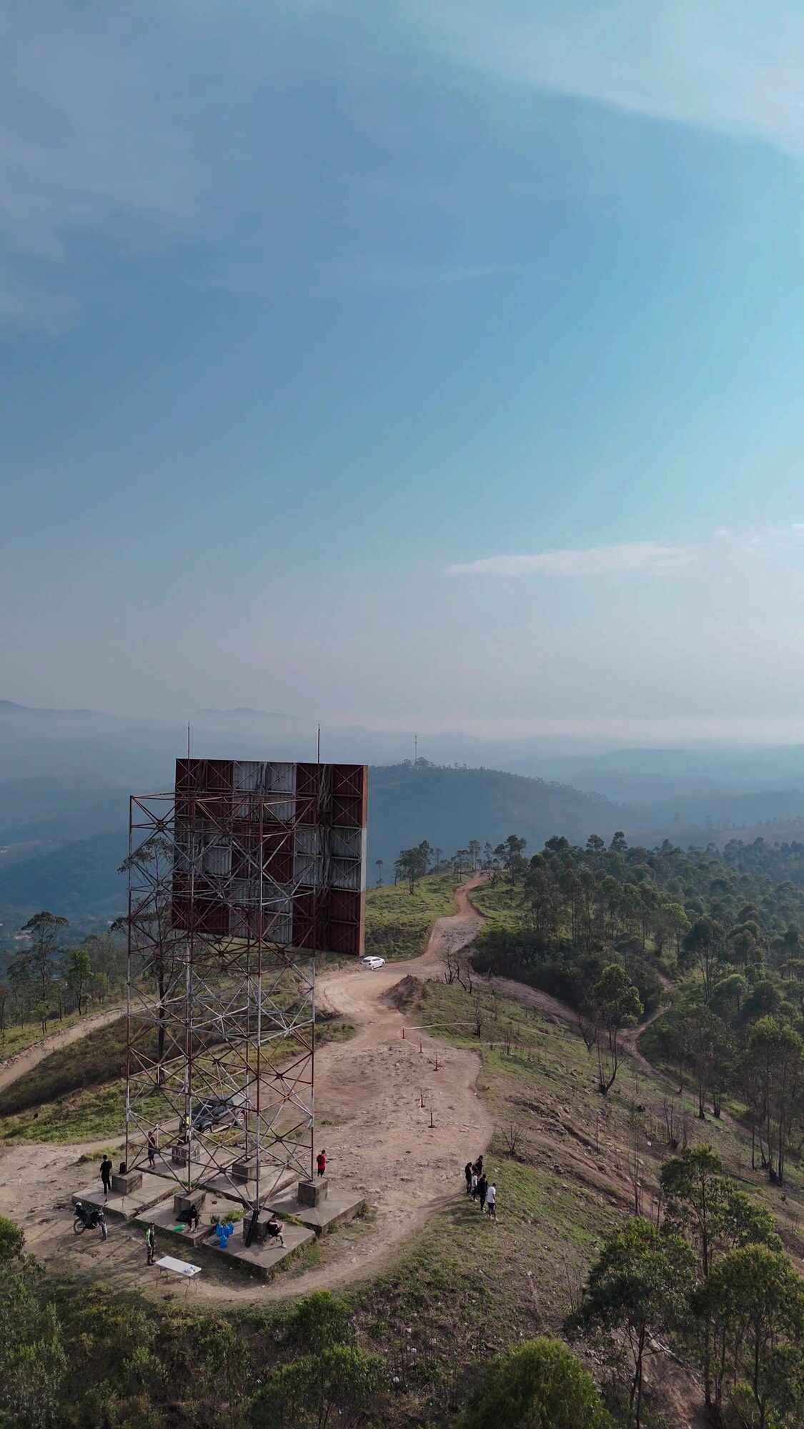 A placa de xadrez no alto do morro